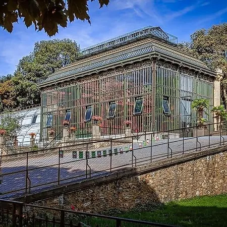 Service - En Face Du Musee - 5