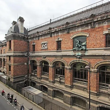 Service - En Face Du Musee - 5