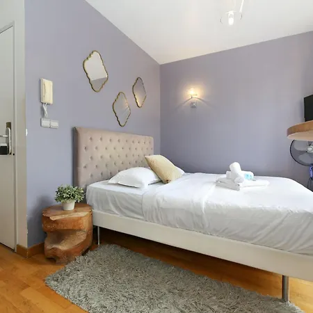 Service - En Face Du Musee - 5