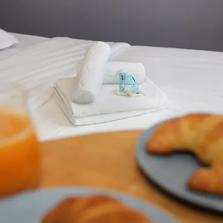 Service - En Face Du Musee - 5 *